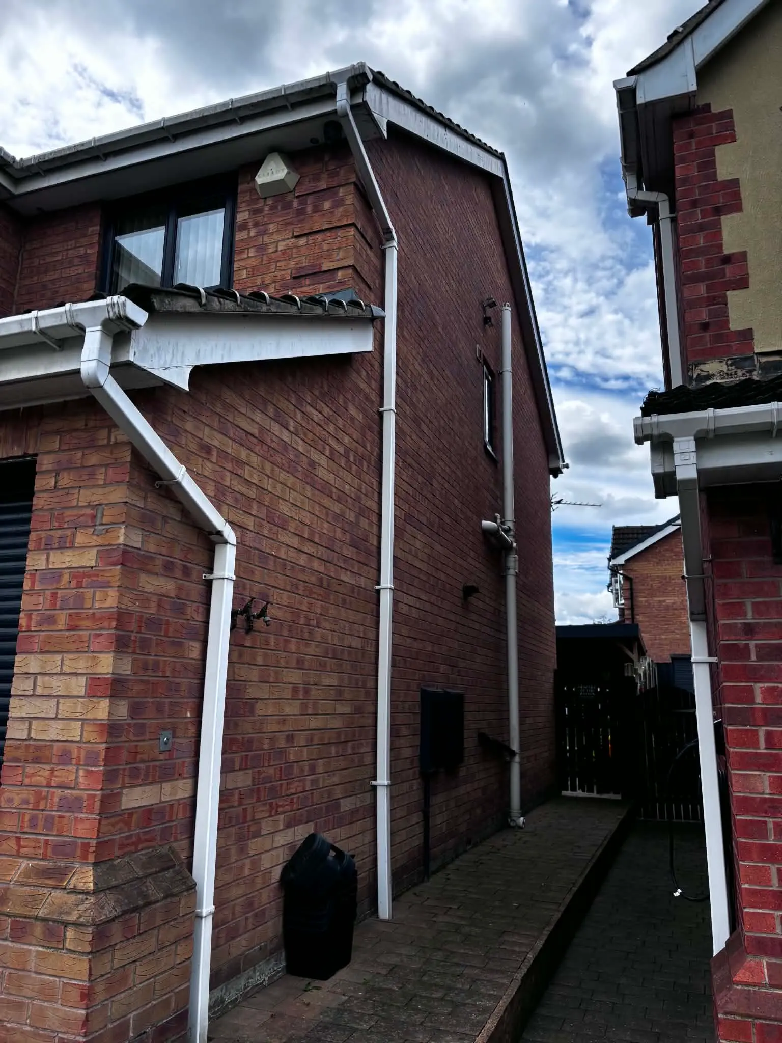 Side elevation before seamless aluminium guttering installation